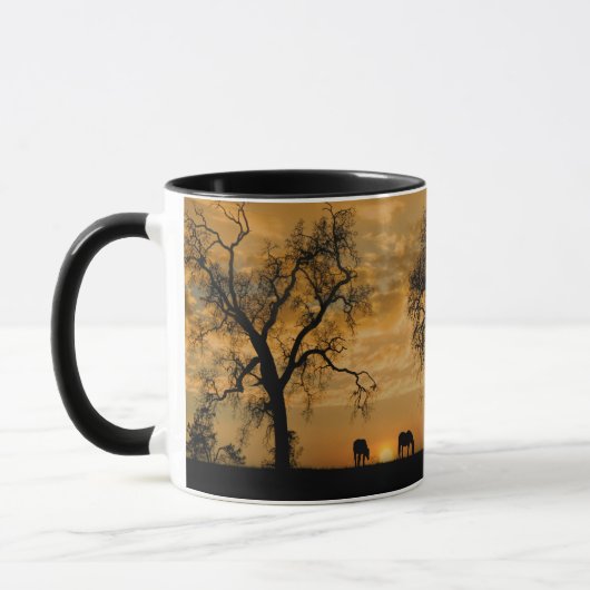 南西の日の出と馬と木のマグカップ マグカップ (左)