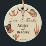 南西部の牧場の結婚式の引き出物贈り物 セラミックオーナメント<br><div class="desc">南西の国の牧場の西女性のカーボーイ結婚の写真のブライダルパーティの贈り物。西洋をテーマにしたアートとフォントモダンに、背中に写真を添えたブラシの台本を混ぜた。友達、家族の感謝していメンバー、ブライダルパーティギフトのためのお気に入りのギフトになることができる。</div>