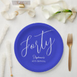単にモダンスクリプ王室のトブルー40th Birthday ペーパープレート<br><div class="desc">単モダンにスクリプ王室のトブルー40歳の誕生日パーティー特別ユニークな王室のブルーの誕生日紙プレート40の素晴らしいマイルストーンを回している友人のために特別に設計！これらのパーソナライズされた紙プレートはあなたの誕生日パーティテーブル設定に完璧なtouchを追加する。私たちの店から私たちの誕生日パーティーの供給のより多くであなたのパーティーを計画！あなたの友人や家族はブルーエレガントの王室のテーマの誕生日パーティーを愛する！</div>