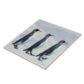 単一ファイルで歩いているキングペンギン タイル (側面)
