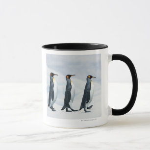 単一ファイルで歩いているキングペンギン マグカップ