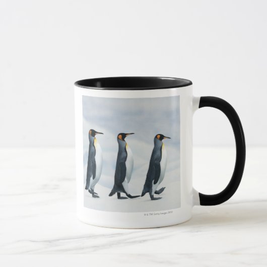 単一ファイルで歩いているキングペンギン マグカップ (右)