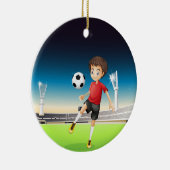 単独でサッカーを遊んでいる男の子 セラミックオーナメント (右)
