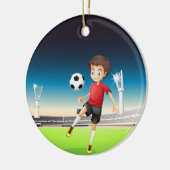 単独でサッカーを遊んでいる男の子 セラミックオーナメント (左)