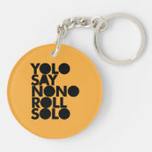 単独で満ちているYOLOロール キーホルダー (裏面)