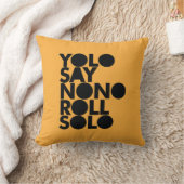 単独で満ちているYOLOロール クッション (ブランケット)