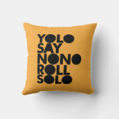 単独で満ちているYOLOロール クッション (裏面)