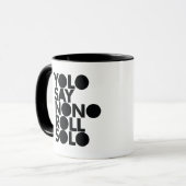 単独で満ちているYOLOロール マグカップ (正面左)
