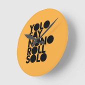 単独で満ちているYOLOロール ラウンド壁時計 (傾斜)