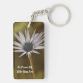 単独で立っている独身のなデイジー キーホルダー (裏面)