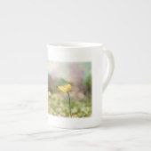 単独黄色いケシ ボーンチャイナマグカップ (正面右)