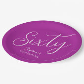 単純なモダンスクリプトDark Pink 60誕生日 ペーパープレート (アングル)