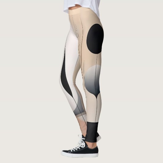 単純を反映したモダンデザインを持つレギンス レギンス (左)