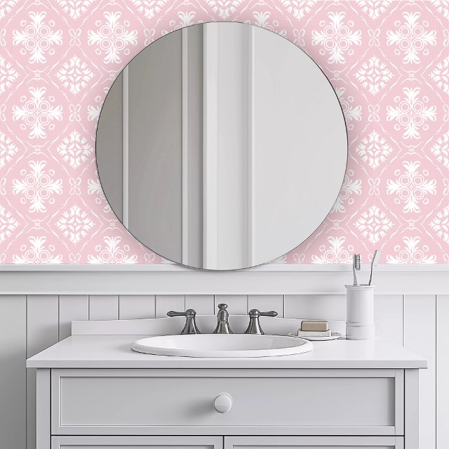 単色の複雑なピンク 壁紙 (Monochromatic Intricate Pink Wallpaper in a white bathroom.)