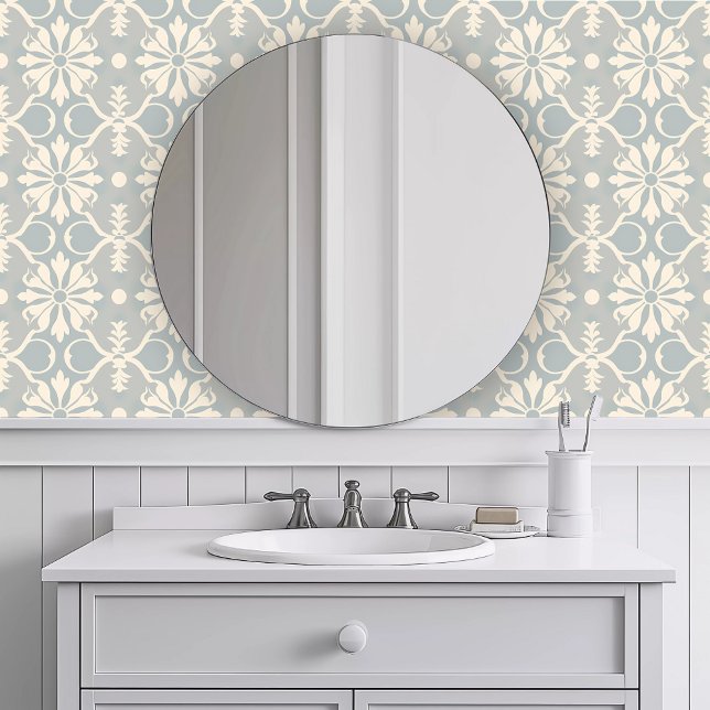 単色の青い花 壁紙 (Monochromatic Blue Floral Wallpaper in a white bathroom.)