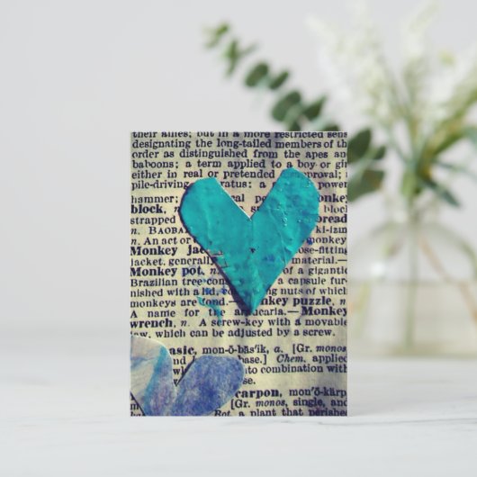 単語とハートの抽象芸術コラージュ ポストカード (スタンド正面)