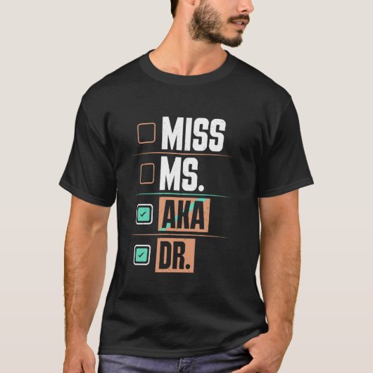 博士課程の学生 MISS MS いわゆる DR. Ph.D おもしろ博士のD Tシャツ (正面)