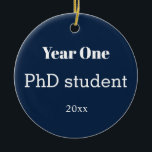 博士課程1年 セラミックオーナメント<br><div class="desc">博士課程の学生オーナメントは、あなたは何をしているか今すぐ認めることである。でもホントは未来を振り返って。この学来学の努力とスマイルの裏側を通しては、このオーナメントが博士号を持つ指と一緒につるクリスマスの木に戻る時に。(これがアイディア：毎年、このオーナメントのバージョンを取得する。そして、あなた感じは自分が将来彼らの全てを成し遂げた事に対しつるて、体重とノスタルジーを得ることができる。 最後保に、素晴らしい博士課程の学生に行く。あなたは仕事を素晴らししているYear PhD学生セラミックオーナメント休日デザイン | ©メリッサパトン – デザイナー</div>