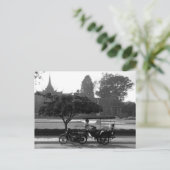 博物館の前B&W ポストカード (スタンド正面)