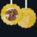 〔占星術の〕十二宮図ジェミカスタムニ誕生日写真占星術 オーナメントカード<br><div class="desc">この〔占星術の〕十二宮図のつるカードオーナメントを写真、誕生日、名前でカスタマイズする。〔占星術の〕十二宮図カスタムサイン付きの誕生日デザイン- Gemini – プラス人格の特徴、情報と星座。Geminiに関連付けられた太陽の黄色の色は、すべての〔占星術の〕十二宮図詳細の背後にある主要なデザインである。友達素晴らしや単に「あなた」祝の贈り物!Geminiは〔占星術の〕十二宮図占星術のの3番目のサモダンイン。ジェミニの好ましい色は、輝く人格と明るい知性のための黄色である。</div>