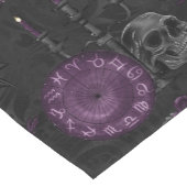 〔占星術の〕十二宮図魔法 |濃い紫色の梅ゴシックスカルバラ ショートテーブルランナー (コーナー)