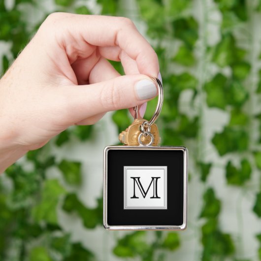 印刷されたカスタムなモノグラム。 黒および淡い色のな灰色 キーホルダー (手)