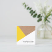 印刷されたモダンクラフトイエローホワイトジオメトリ スクエア名刺 (スタンド正面)