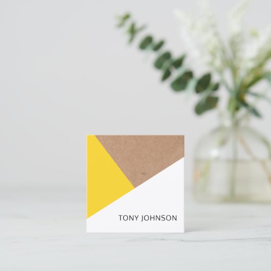 印刷されたモダンクラフトイエローホワイトジオメトリ スクエア名刺 (スタンド正面)
