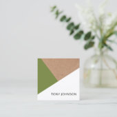 印刷されたモダンクラフトオリーブグリーンホワイトジオメトリック スクエア名刺 (スタンド正面)