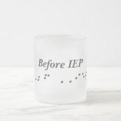 印刷された点字のIEPのコーヒー虫の前 フロストグラスマグカップ (中央)