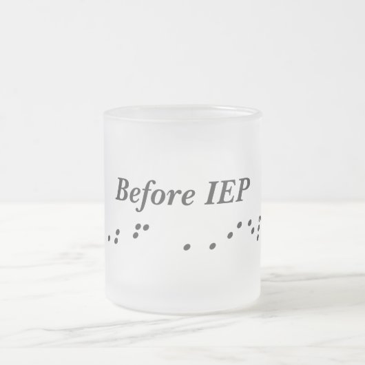 印刷された点字のIEPのコーヒー虫の前 フロストグラスマグカップ (中央)