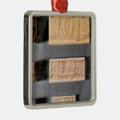 印象が付いている3つのシリンダーシール、 メタルオーナメント (右)