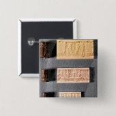 印象が付いている3つのシリンダーシール、 缶バッジ (正面&裏面)