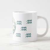 印象的なアクエリアスのシンボルアートワーク ジャンボコーヒーマグカップ (右)