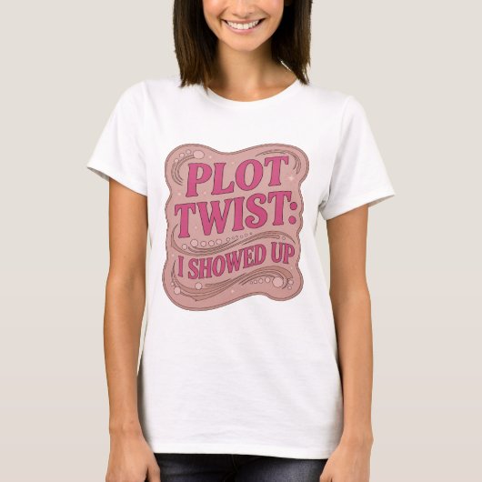 印象的なピンクのPLOT+TWIST+I+SHOWED+UPスローガンデザイン Tシャツ (正面)