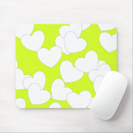 印象的なライムグリーンマウスパッドと大きな白いハート マウスパッド