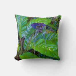 印象的な濃い紫色の花 クッション