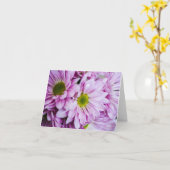 印象的な紫のデイジー カード (黄色い花)