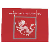 印象的な赤と白辰年 ラージペーパーバッグ (裏面)