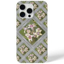 印象的なiPhoneケースと王冠の花