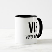 危機にあるVIP有権者 マグカップ (正面右)