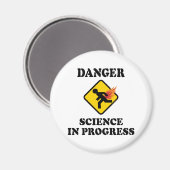 危機科学が進行中 – 燃えるフェイトユーモア マグネット (正面/裏面)