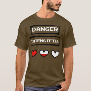 危険がビデオゲームのハートを強化 Tシャツ