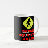 危険が眼前に迫る コーヒーマグカップ (正面右)