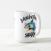 危険なシャークTシャツ コーヒーマグカップ (正面右)
