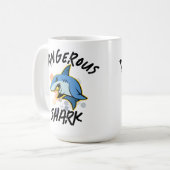 危険なシャークTシャツ コーヒーマグカップ (正面左)