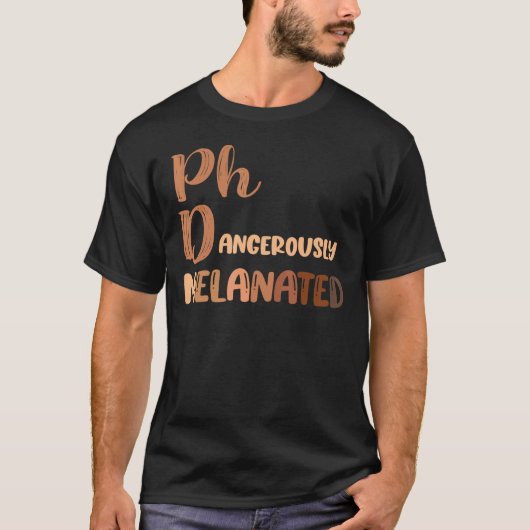 危険なメラニンを放つ黒いPhd卒業 Tシャツ (正面)