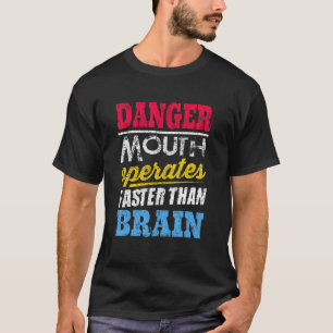 危険な口は脳より速く作動する Tシャツ