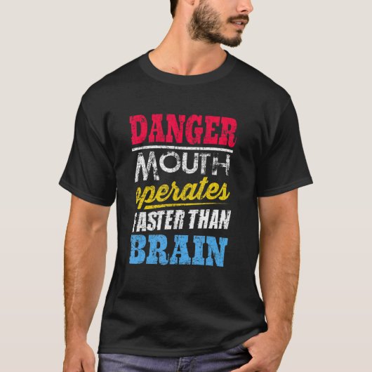 危険な口は脳より速く作動する Tシャツ (正面)