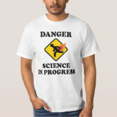 危険な科学実験中 - おならに火をつけるユーモア Tシャツ (正面)